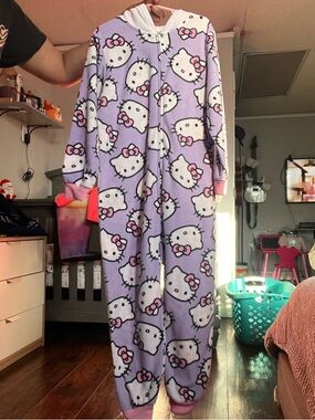 Little Girls hello Kitty onesie pajamas